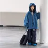 Jaqueta corta-vento com capuz para meninas, peça de outer wear de outono, novo estilo 2026, jaqueta corta-vento com capuz infantil, à prova de vento e quente, para crianças maiores, adequada para vendas transfronteiriças