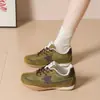 Zapatos de entrenamiento alemanes para mujer de estilo coreano, nuevos para otoño, con cordones, suelas gruesas y aumento de altura interior, modernos zapatos Forrest Gump 2026
