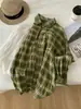 Camisa a cuadros retro verde iluminadora para mujer, estilo fino relajado de principios de otoño, cárdigan versátil coreano de algodón puro lavado ligeramente arrugado