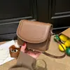 2026 Principios de Primavera Nuevo Bolso Cuadrado Pequeño Elegante y de Moda de Color Sólido Único de Alto Valor con Patrón Simple de Lichi, Bolso de Hombro Cruzado