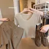 Camiseta de punto de alta clase con cuello en V de manga corta en color avena para mujer, verano, absolutamente impresionante, súper bonita, top de hombro normal