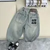 Jeans para Niños Estilo Primavera y Otoño Colección de Primavera Pantalones de Mezclilla Lavada Gris Claro para Niños Pequeños Bordado de Flor en Bolsillo Trasero Estilo de Moda Pantalones Largos