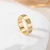 Anillo de Luz de Zirconia Incrustada en Oro Real Chapado en Cobre Transfronterizo Europeo y Americano Lujo Ligero Sensación de Alta Gama Anillo para el Dedo Joyería de Mano Versátil Fabricante Venta al por Mayor en Stock