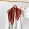 Lindo Lenço de Seda 70 Padrão Espinha de Peixe Lenço Quadrado Pequeno Lenço Decorativo para Camisa Lenço Estiloso Moda Feminina Lenço de Seda com Estampa Duplo C