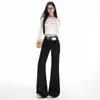 Jeans negros de tiro bajo acampanados para mujer, forrados de felpa, nuevo estilo otoño/invierno 2026, diseñados para cubrir las caderas y ocultar imperfecciones, con un ajuste que no se pega.