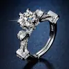 Anillo de Imitación de Moissanita Ocho Corazones y Ocho Flechas para Mujer Un Quilate Anillo de Boda Clásico de Seis Garras Fabricante de Anillos de Diamante Suministro Listo