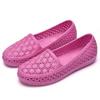 Sandálias Rasas de Verão Impermeáveis Vazadas Respiráveis Sapatos de Enfermeira Tamancos Femininos Sapatos de Mãe Sapatos de Praia Sandálias Brancas