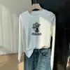 Camiseta branca feminina de manga longa, com design estilo coreano para outono, padrão espinha de peixe, gola redonda, moderna, versátil e modeladora, perfeita como camada base ou peça principal.