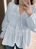 Shuangtian Nova Moda Feminina Primavera 2026 Design Ligeiramente Plus Size Camisa de Manga Longa com Cadarço e Decote V para Mulheres Plus Size 9227