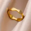 Anillo Geométrico de Acero Inoxidable con Línea de Corazón de Venta Caliente Europea y Americana para Mujeres Chapado en Oro de 18 Quilates Accesorios Sencillos de Nicho para Exportación Venta al por Mayor