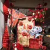Decoração de quarto de casamento estilo chinês com arranjos florais em placa de KT, roupão de noiva para a sala de estar da nova casa ou hotel, adereços para fotos e personagens decorativos para felicidade