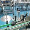 Maquinaria Yuanyang etiquetadora automática multifuncional de adhesivo vertical para botellas redondas, línea de producción de etiquetado en línea recta