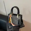 Bolso Cruzado de Hombro Único y Versátil, Nuevo en Moda Otoño/Invierno 2026, con Acabado de Lujo y Diseño Único, Bolso de Mano Cuadrado Pequeño