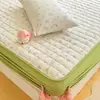 Algodón de borla cómodo y amigable con la piel Gasa de doble capa Clase A colcha acolchada arrugada falda de cama juego de tres piezas falda de cama individual funda de almohada individual cubierta de cama suave y esponjosa