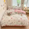 Conjunto de quatro peças de veludo de flanela de desenho animado de floco de neve de inverno, nova capa de edredom de veludo de leite, lençol de pelúcia, conjunto de cama de três peças para dormitório estudantil