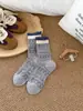 Meias de primavera/outono até o meio da panturrilha com padrão de losangos em relevo retro Fair Isle e renda franzida, estilo faculdade, meias largas