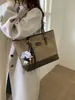Bolso de Hombro Único con Empalme de Gran Capacidad y Color Contrastante Bolso Tote para Viajes Cotidianos Bolso de Mano de Moda Nuevo Otoño 2025 para Mujer