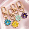 Llavero colgante de aleación con diseño de margarita estilo goteo de aceite, anilla en D dorada, charm de flor multicolor, accesorios para manualidades, venta al por mayor