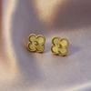Aretes de acero de titanio de trébol de cuatro hojas con sentido de diseño avanzado, lujo ligero para mujer, diseño nicho, aretes que no se desvanecen, nuevo estilo 2024