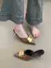 Zapatos de tacón de aguja negros de alta gama estilo nicho Chuyuji primavera/verano 2026 nuevo diseño vintage con hebilla metálica y punta cerrada