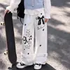 Un atuendo fresco y vibrante inspirado en la dopamina: una camisa con cuello de muñeca combinada con pantalones de pierna ancha, creando un look dulce y adorable para niñas