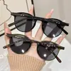 Óculos de Sol Redondos Estilo Europeu e Americano com Proteção UV, Decoração de Rebite Tartaruga, Protetor Solar para Dirigir, Óculos de Sol com Proteção Solar para Mulheres, Sensação de Alto Padrão