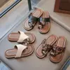 Sandalias de Moda para Niñas con Estampado de Leopardo para Exteriores Verano 2026 Nuevas Sandalias Romanas con Anillo Metálico en el Dedo del Pie Versátiles
