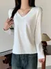 Camiseta branca de manga comprida com decote em V para mulheres, adequada para primavera e outono, novo modelo 2026, pode ser usada como camada externa ou como camada interna, corte solto para pessoas baixinhas