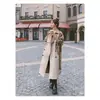 Elegante e moderno trench coat feminino de comprimento médio, novo modelo outono 2026, com color blocking contrastante e comprimento acima do joelho