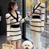 Conjunto super estiloso para mulheres baixinhas: suéter listrado color-block, saia justa, blusa de tricô de manga longa e vestido para outono e inverno