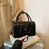 Nova Bolsa Quadrada Pequena com Pingente de Cereja para Mulheres, Primavera 2026, Moda Versátil Estilo Coreano, Bolsa de Mão Leve de Luxo para o Dia a Dia