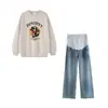 Ropa de Maternidad Otoño Conjunto de Dos Piezas Elegante y a la Moda Top Holgado en Color Té con Jeans de Alta Gama