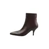 Botas de tacón alto, de punta fina y corte ajustado para mujer, hechas de piel de flor, con cierre trasero, un nuevo estilo de otoño y un diseño de moda.