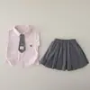 Nuevo conjunto de verano 2026 para niñas, con un estilo preppy, top sin mangas y un conjunto de dos piezas que consta de una camisa y shorts con detalle de corbata.