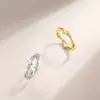 Anillo de plata de ley S925 doble estrella entrelazada moissanita, anillo starburst, joyería de diseño nicho de lujo ligero, al por mayor en stock