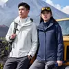 Chaqueta Hardshell Tres en Uno para Exteriores para Hombres y Mujeres con Capucha Desmontable, Set de Dos Piezas, Cortavientos, Impermeable, Ropa de Montañismo, Logo Estampado