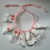 Toalla roja para saliva de mascota transfronteriza, babero para gato, bufanda accesorio para perro de encaje rosa con lazo, venta al por mayor del fabricante