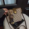 Bolso Cubo Vintage de Gama Alta para Mujer, Bolso de Hombro/Cruzado de Moda y Versátil con Colgante, Nuevo Bolso de Lujo de Nicho 2026