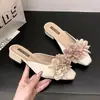 Elegantes mules cerrados para mujer, para uso exterior en verano, nuevo modelo 2026, satén floral estilo hada, adecuados para combinar con faldas, sandalias de tacón grueso