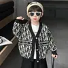 Cardigan de Tricô Vintage com Letras para Meninos Primavera e Outono Estilo Coreano Suéter Casual Estiloso Infantil para Meninos Jovens Roupa de Comércio Exterior
