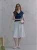 Camiseta de punto azul de manga corta con cuello de volantes para mujer, estilo francés de verano, única y chic, corte ajustado, longitud corta, juego de 1/4 de pulgada