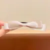 Pinza de plátano en forma de corazón Melard marrón, un accesorio para el cabello sofisticado y minimalista con un lazo y diseño floral