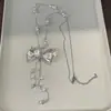 Elegante y de Alta Gama Estilo Francés Transparente Lazo Borla Cristal Collar, Moderno y Versátil, Único y de Alta Gama Cadena para Suéter