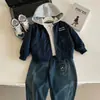 Chaqueta con capucha de retazos para niño de otoño con bordado en inglés, Ropa exterior de dos piezas simulada, Jeans doblados, Conjunto casual para niño pequeño
