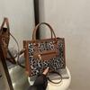 Nuevo Estilo Otoño 2025, Bolso de Mano de Moda con Estampado de Leopardo Popular de Este Año, Casual Elegante, Dulce y Fresco, Bolso Cuadrado Pequeño de Moda para el Trabajo