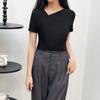 Camiseta blanca sencilla y versátil de verano con cuello inclinado y textura.
