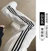 Calça de moletom feminina cinza, novo estilo outono/inverno 2026, casual, corte solto, perna afunilada, três listras, forro interno de fleece, estilo americano