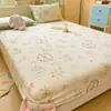 Nueva Sábana Bajera Ajustada de Terciopelo Plus Fresca con Estampado de Leche Terciopelo Cubre Cama Cubre Colchón Set de Tres Piezas para Dormitorio de Estudiante Sábana de Cama de Comercio Exterior