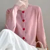 Cardigan de Tricô Feminino Outono/Inverno 2026 Jaqueta Gola Redonda com Botão de Coração Estilo Doce Manga Longa Suéter Liso