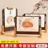 Calendário de Mesa de Madeira Estilo Chinês Ano do Carneiro 2027 com Porta-Caneta Ornamento Multifuncional para Desktop Calendário de Escritório com Impressão para Negócios
